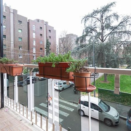 Large Apartment Close To Metro Милано Екстериор снимка