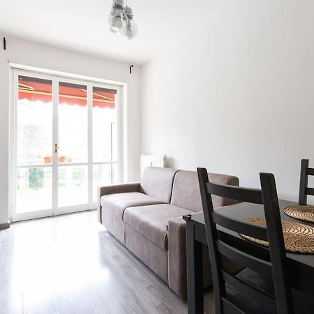 Large Apartment Close To Metro Милано Екстериор снимка