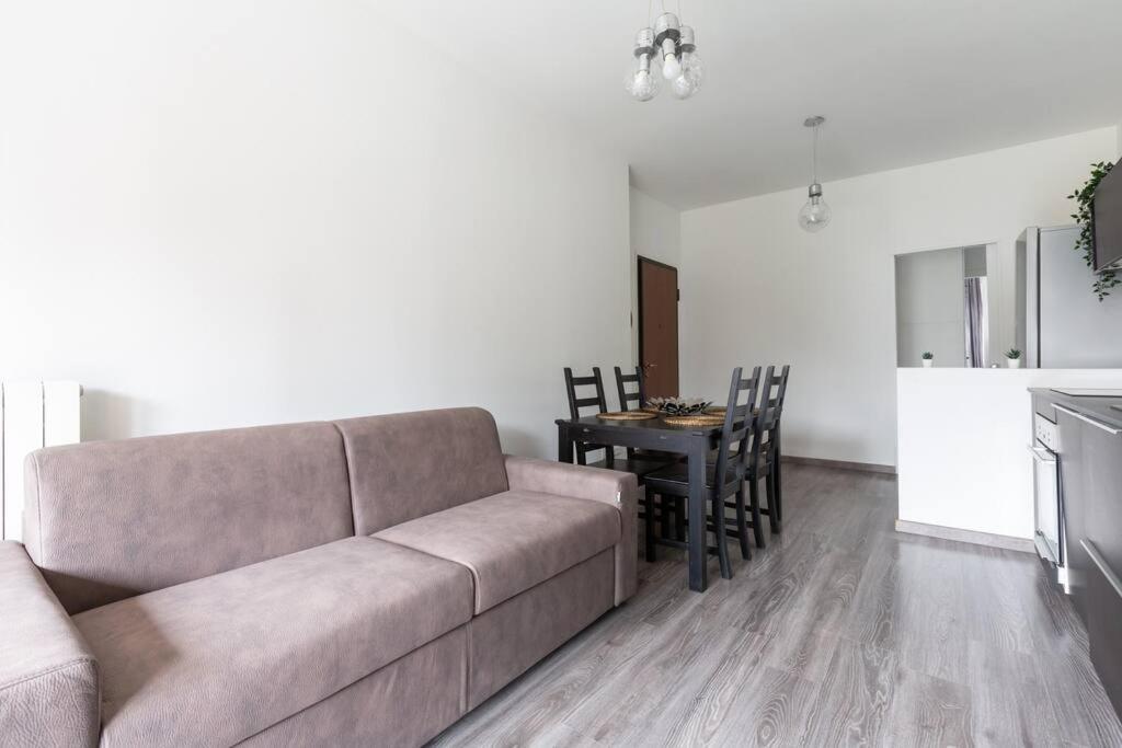Large Apartment Close To Metro Милано Екстериор снимка
