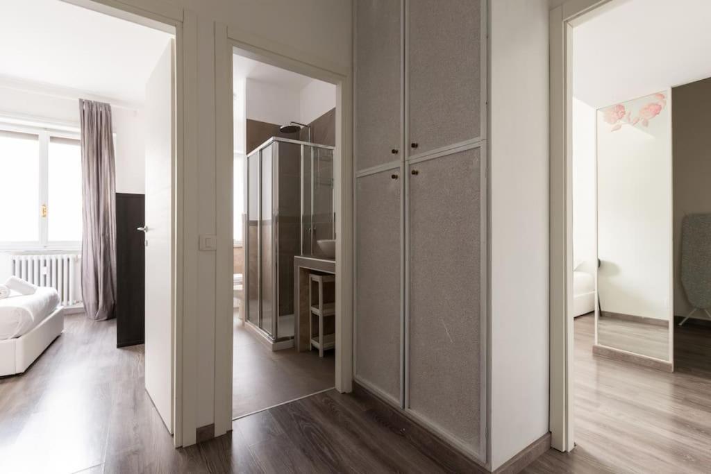 Large Apartment Close To Metro Милано Екстериор снимка