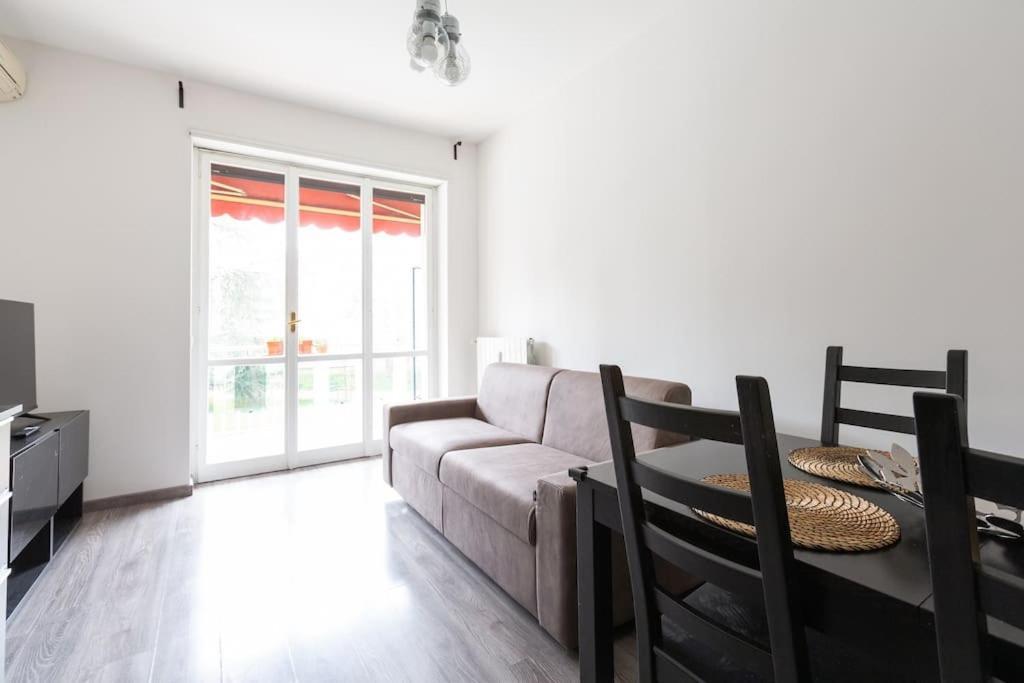 Large Apartment Close To Metro Милано Екстериор снимка