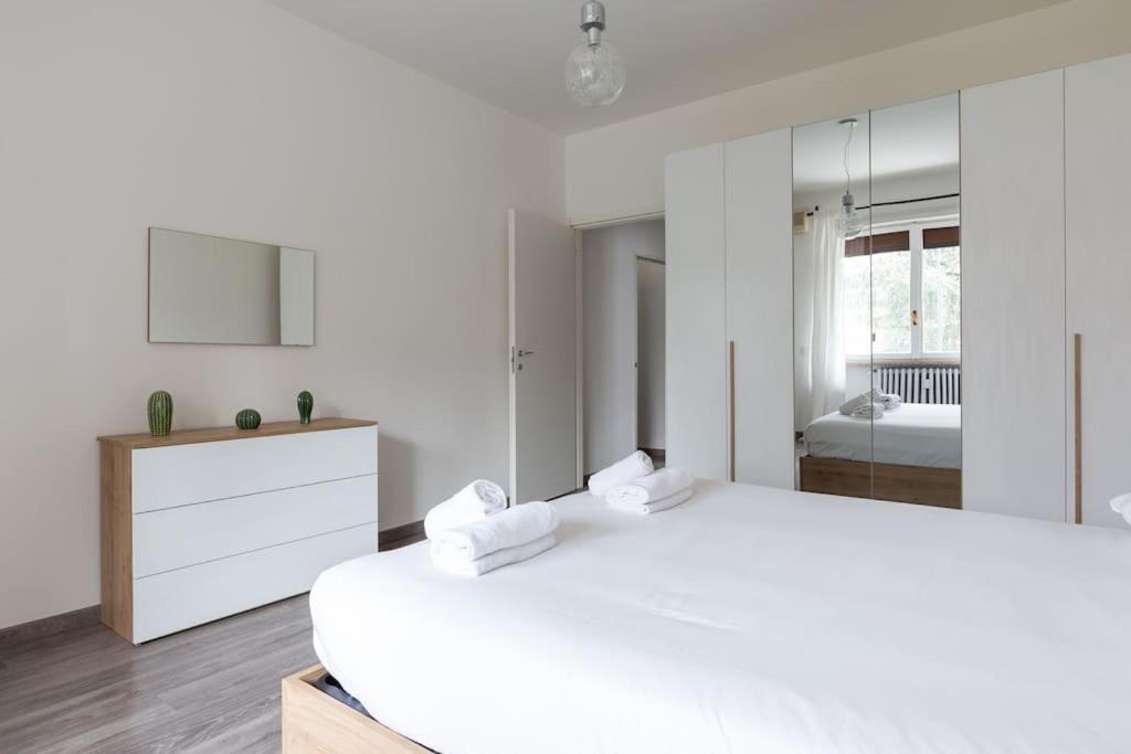Large Apartment Close To Metro Милано Екстериор снимка