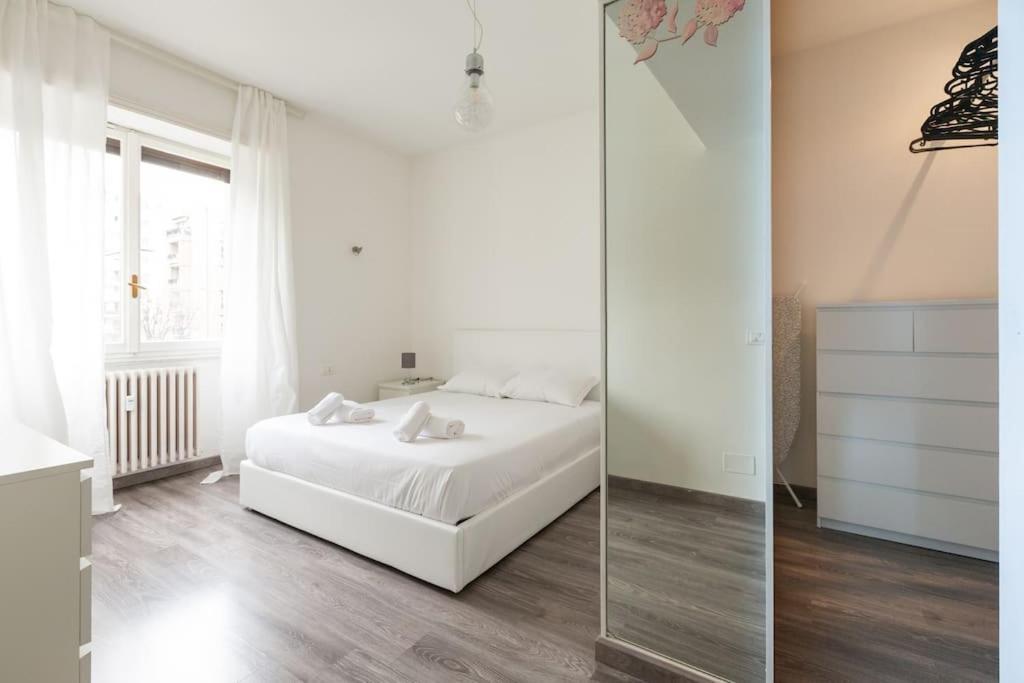 Large Apartment Close To Metro Милано Екстериор снимка